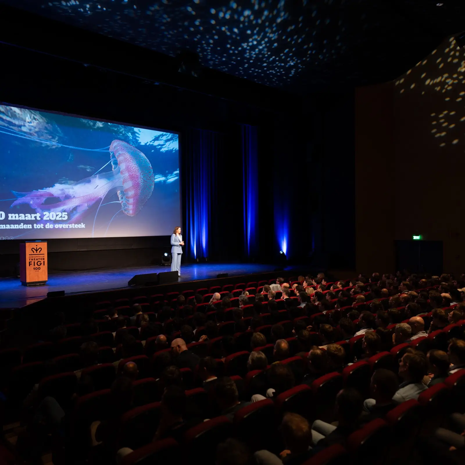 Winnifred Noorlander op het podium tijdens een keynote