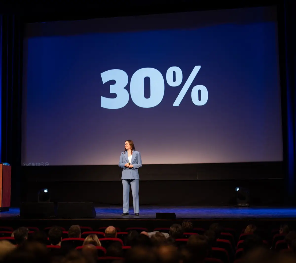 Winnifred Noorlander geeft een keynote over AI voor een zakelijk publiek