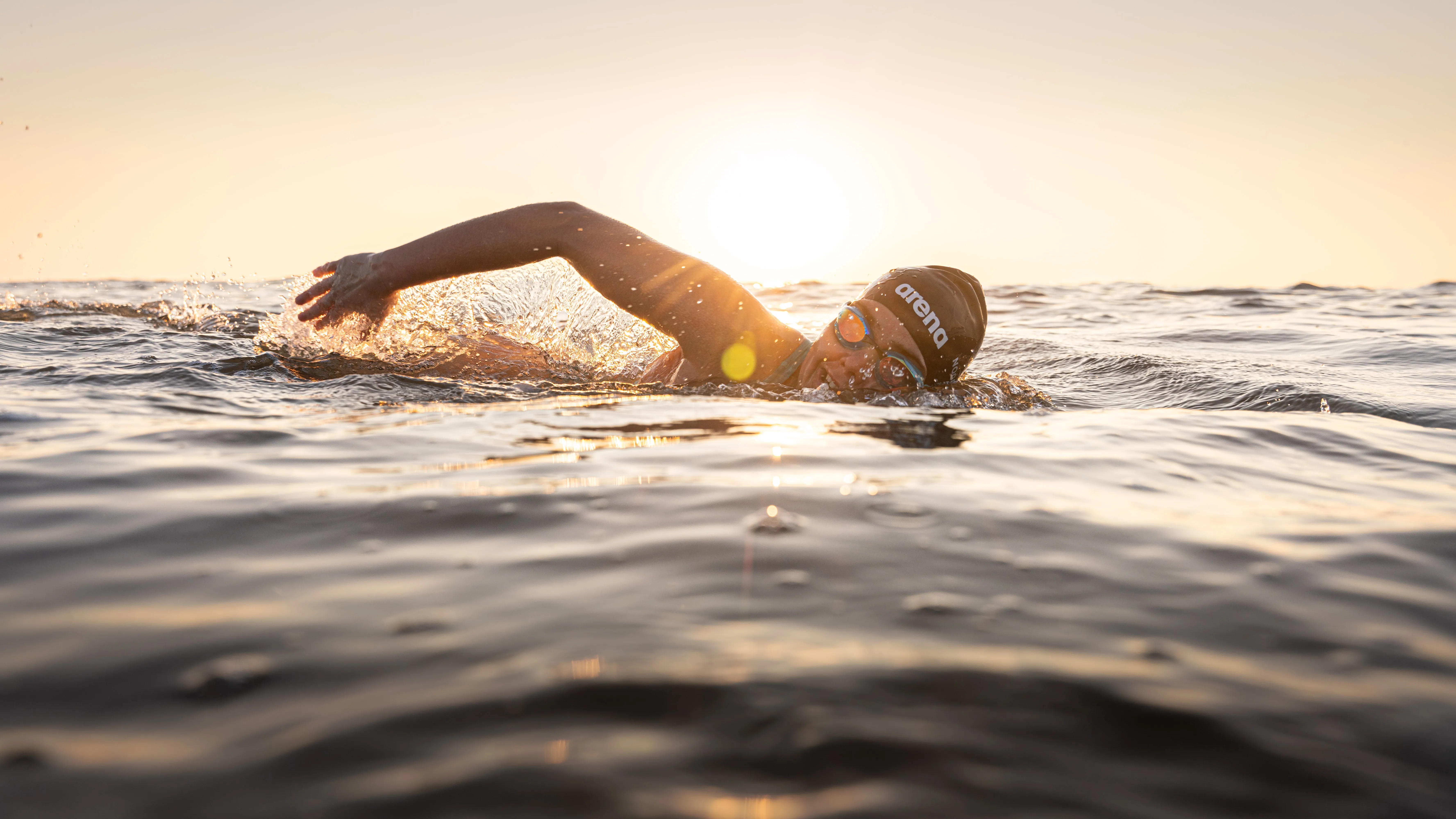 Winnifred Noorlander tijdens het zwemmen in open water