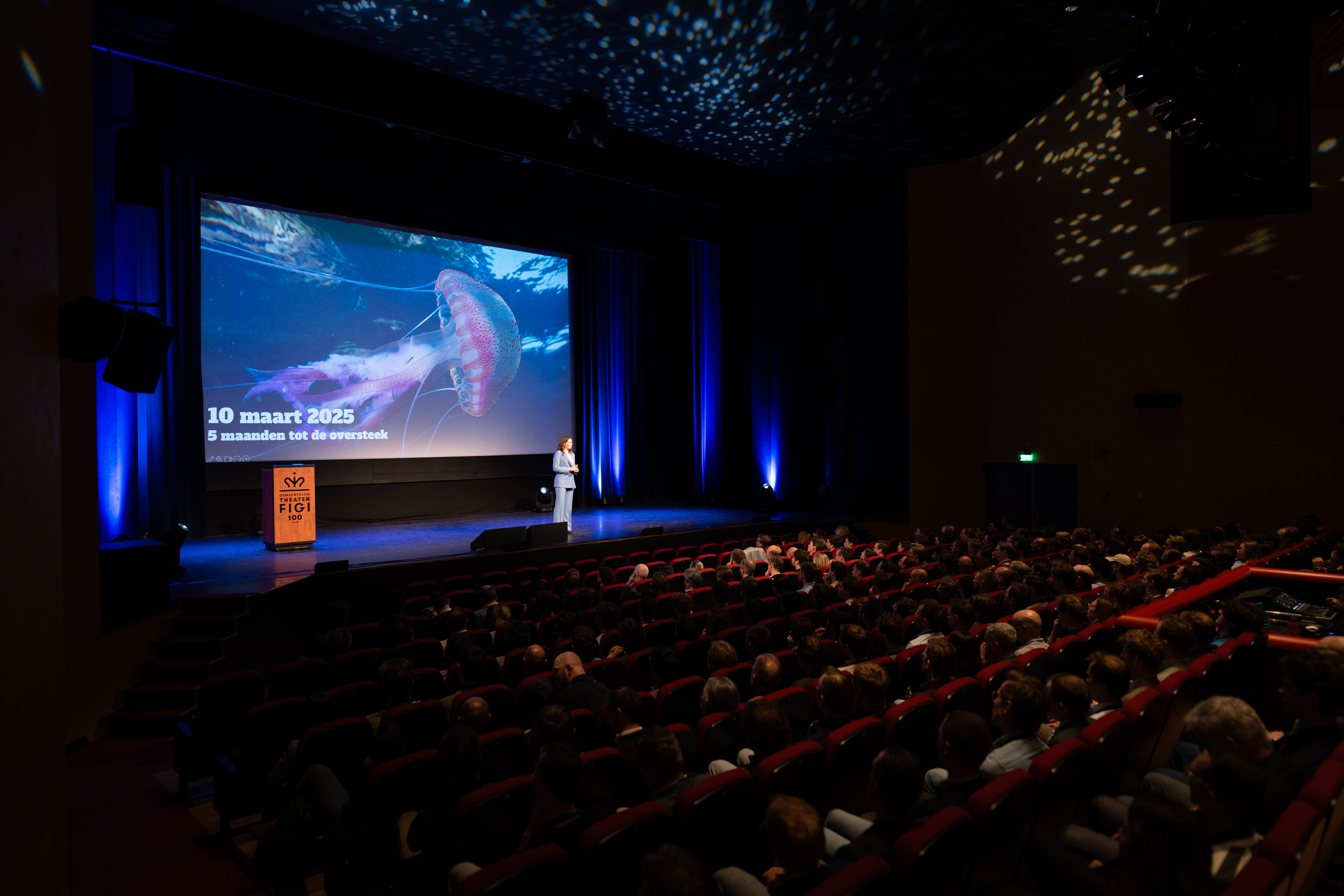 Winnifred Noorlander spreekt voor een volle zaal